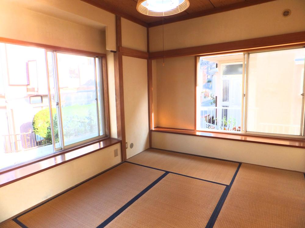 Non-living room. Two-sided lighting balanced Japanese-style room is bright.