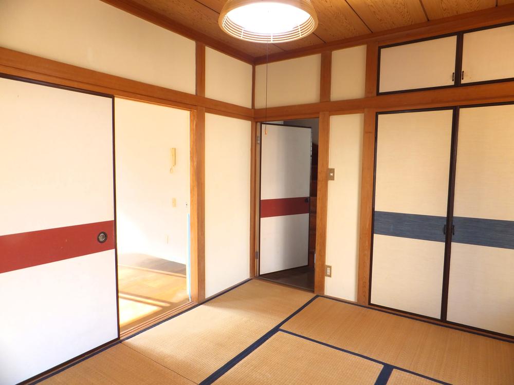 Non-living room. Two-sided lighting balanced Japanese-style room is bright. Plenty of storage