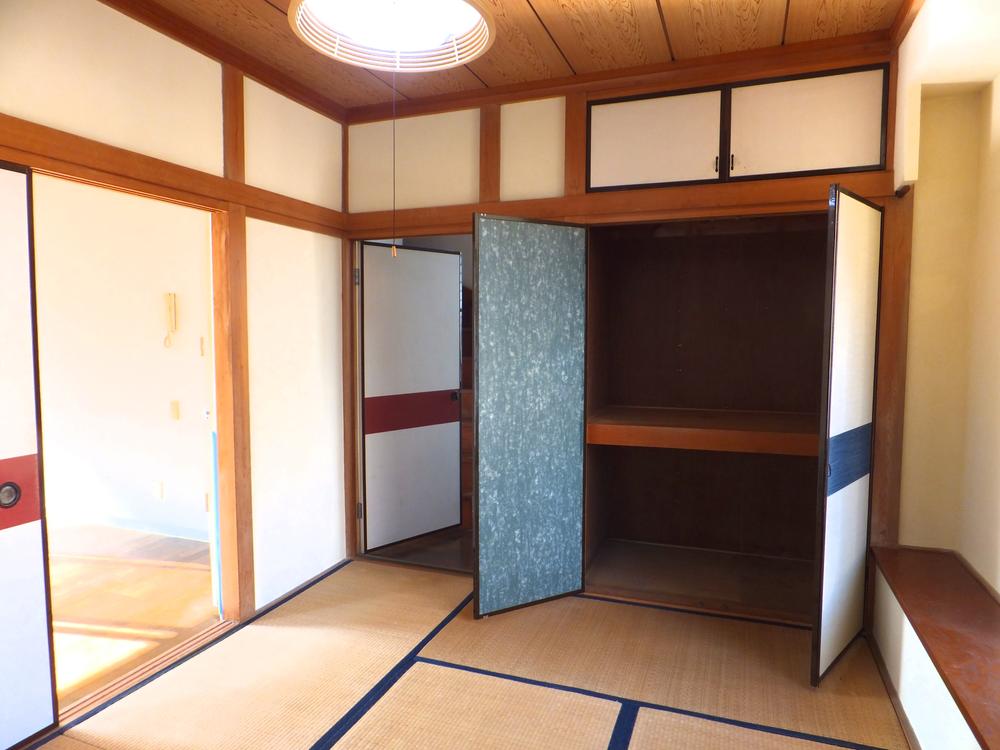 Non-living room. Two-sided lighting balanced Japanese-style room is bright. Plenty of storage