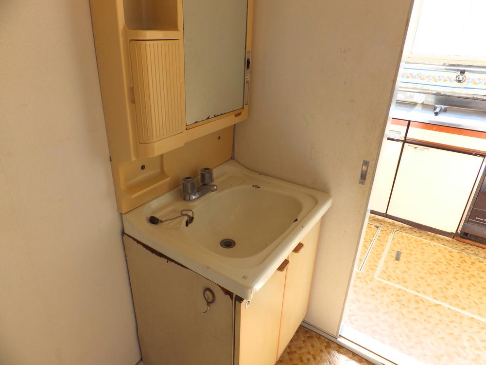 Wash basin, toilet. Wash basin