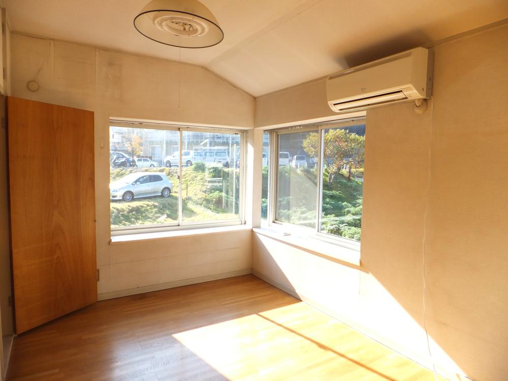 Non-living room. Impressive bay window, Bright living room