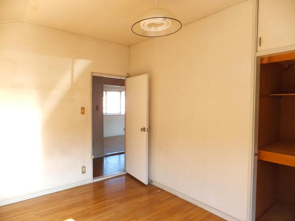 Non-living room. It is bright in all rooms two sides lighting.