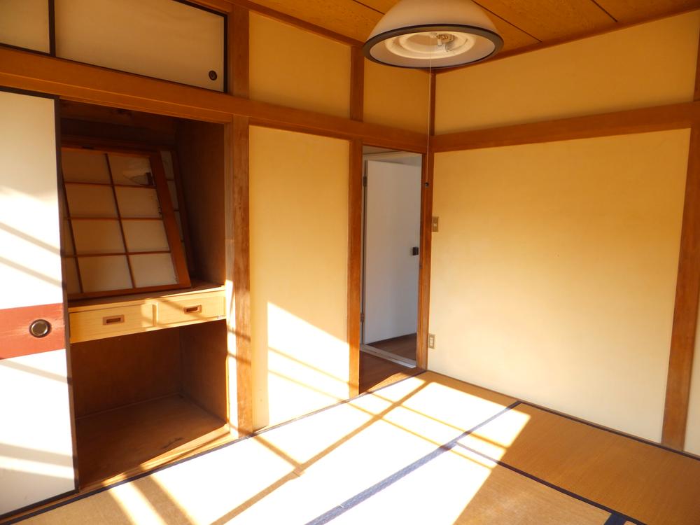 Non-living room. Bright Japanese-style room. All rooms are two-sided lighting.
