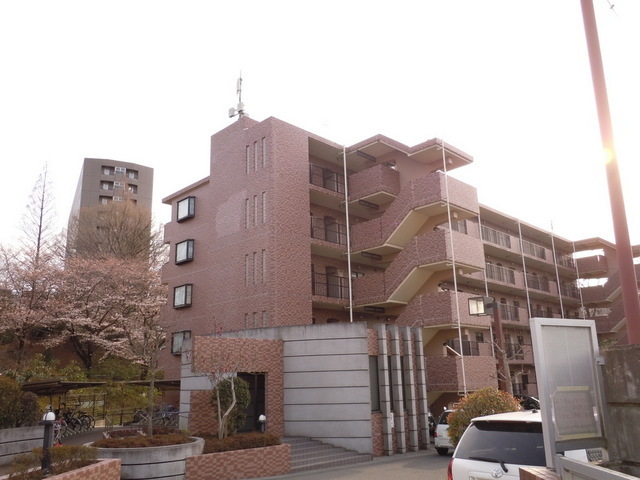 Building appearance. Beautiful condominium ☆ 