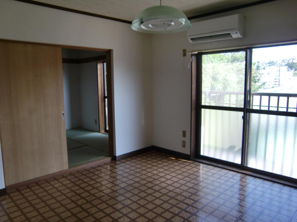 Other room space. 8 pledge of 1 groups air-conditioned Western-style, 6 Pledge of Japanese-style room to continue.