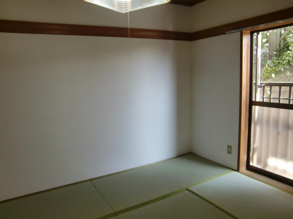 Other room space. Bright sunshine is plugged into Japanese-style room. With shutters.