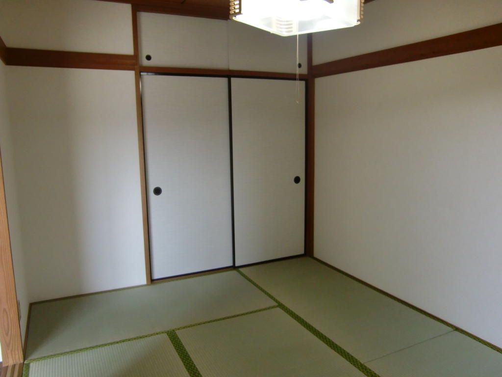 Receipt. There is a closet in the Japanese-style room.