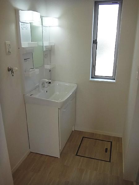 Wash basin, toilet. It will wash basin.