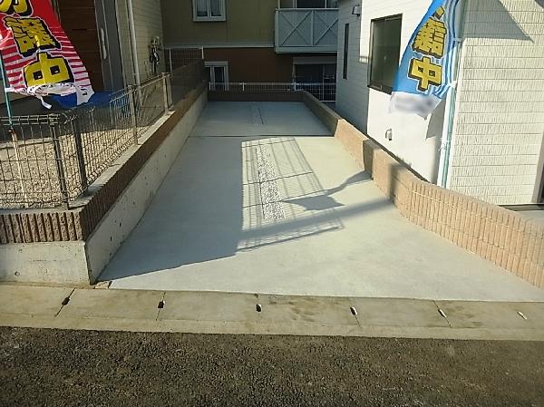 Parking lot. There is a car space of one minute.