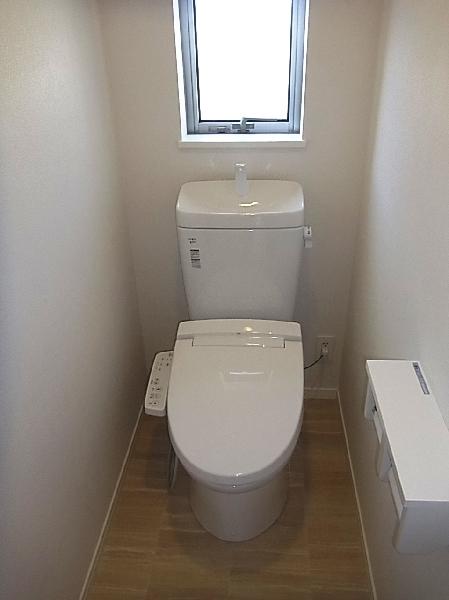 Toilet. Will 2F of shower toilet.