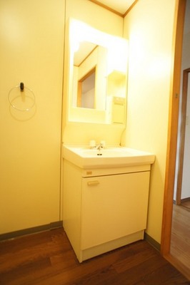 Washroom. It is with a convenient independent washroom in the morning of the busy time zone.