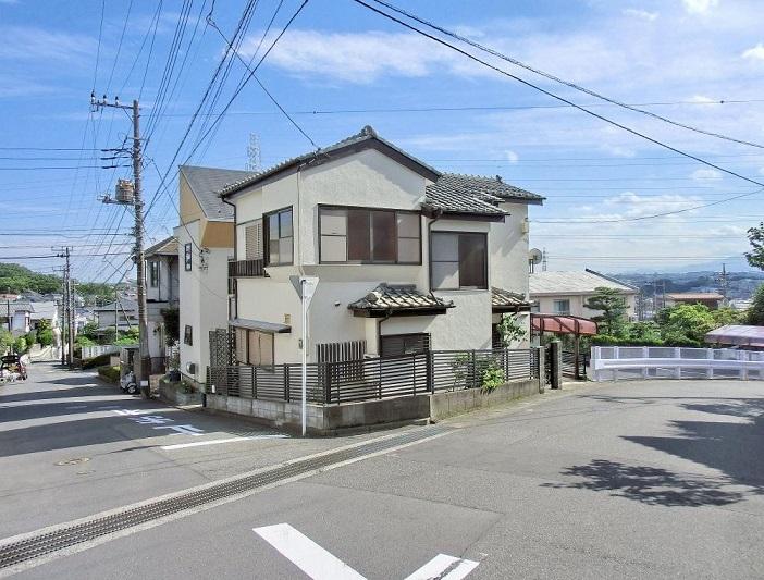 Local photos, including front road. The location of the corner lot, Open-minded and bright house.