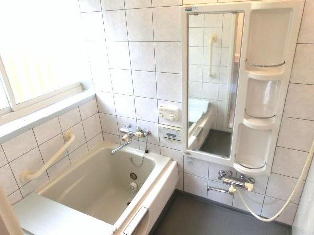 Bathroom. Bright bath with with windows!
