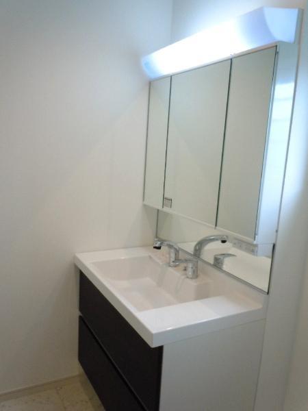 Wash basin, toilet. Wash basin