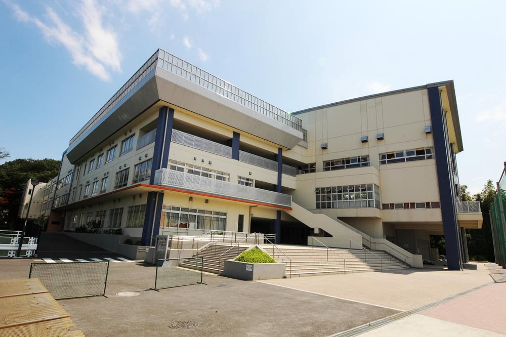 Junior high school. 600m to the Kawasaki Municipal Kakio junior high school