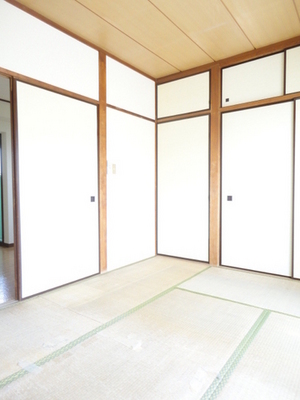 Living and room. Of moist and calm atmosphere Japanese-style room. You can also use the To spacious storage. 