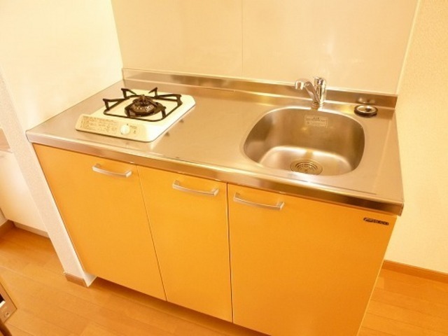 Kitchen. 1-neck with gas stove