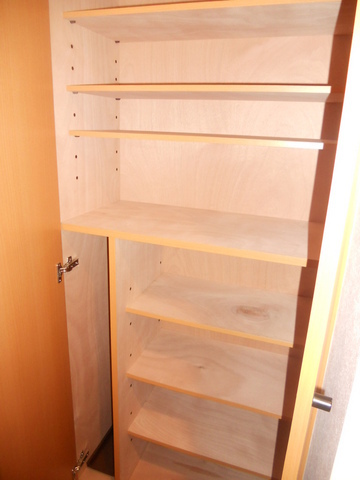 Entrance. There cupboard ☆