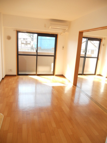 Living and room. It will be connected the living ☆