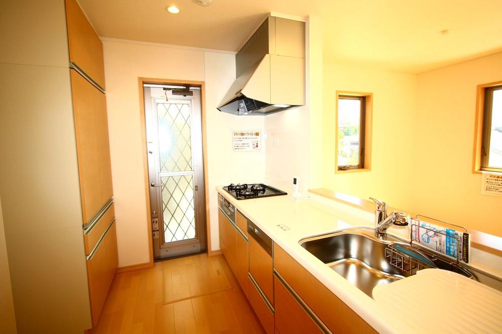 Kitchen. Local (September 2013) Shooting 7 Building The kitchen is equipped with a rear system storage.