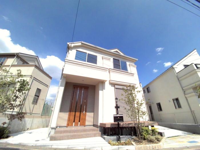 Local appearance photo. It is a quiet living environment of one low-rise (1 Building appearance)