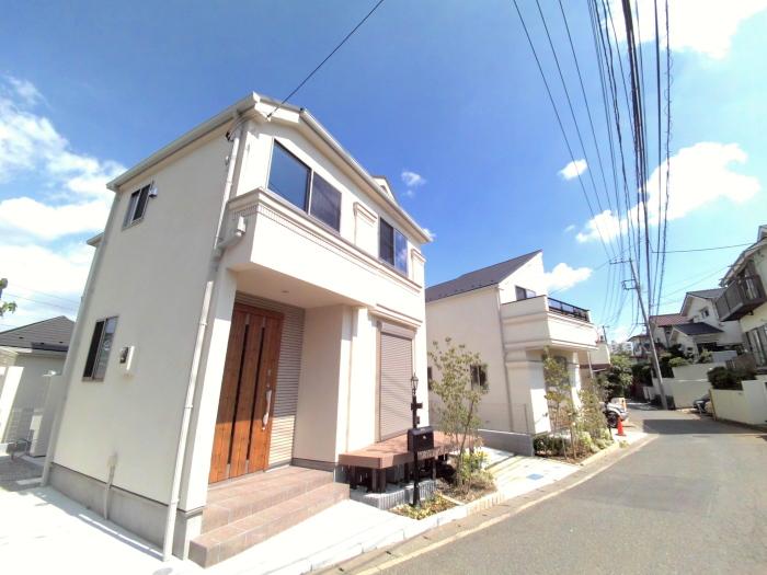 Local appearance photo. It is a two-story house with good per yang (1 ・ 2 Building appearance)