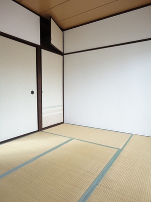 Living and room. Japanese settle is still tatami rooms