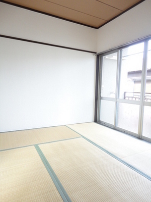 Living and room. Japanese settle is still tatami rooms