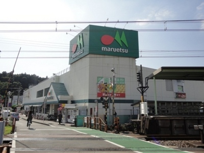 Supermarket. 120m until Maruetsu (super)