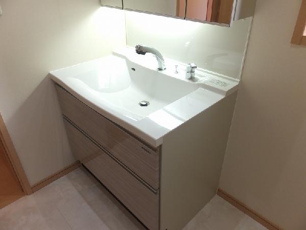 Wash basin, toilet. 1 Building Bathroom vanity