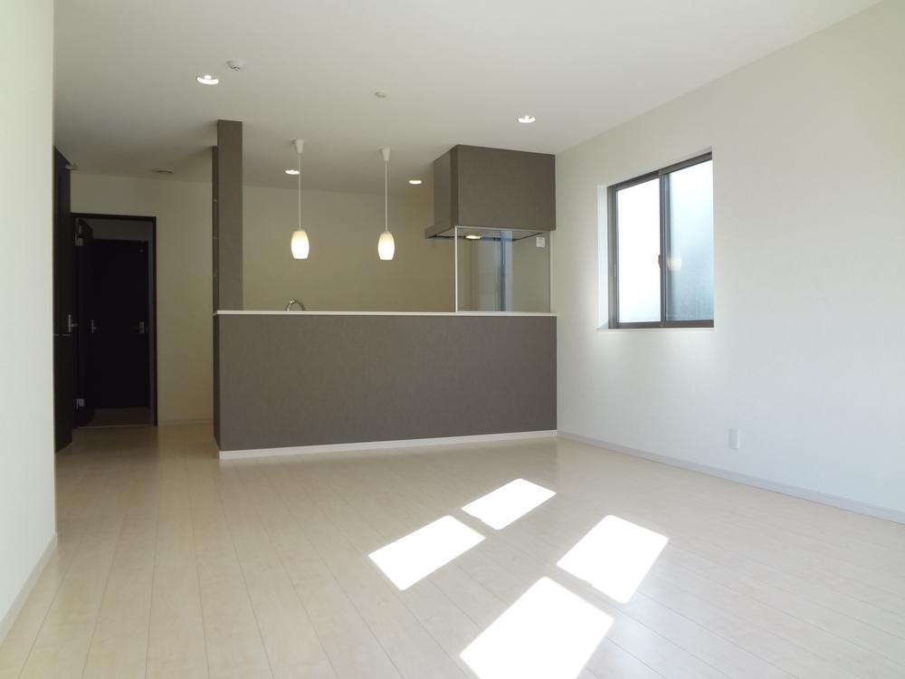 Kitchen. Face-to-face kitchen adopted.