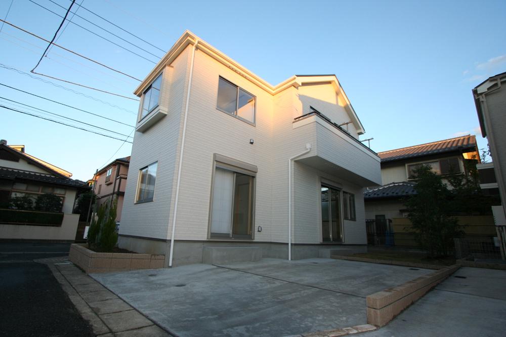 Local photos, including front road. Local (11 May 2013) Shooting