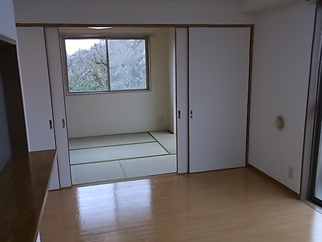 Living and room. Spacious space if you open the sliding door of a Japanese-style room