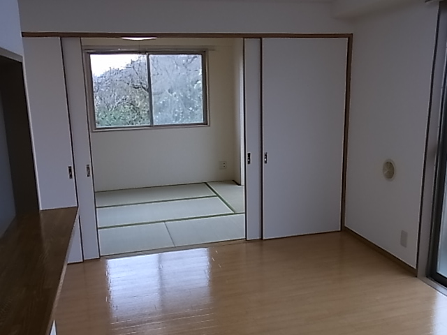 Living and room. Spacious space if you open the sliding door of a Japanese-style room