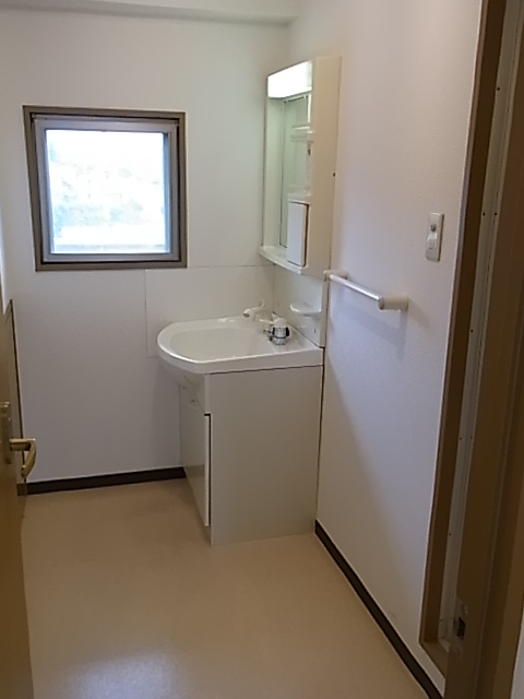 Washroom. Enjoy the bath with children in a spacious dressing room.