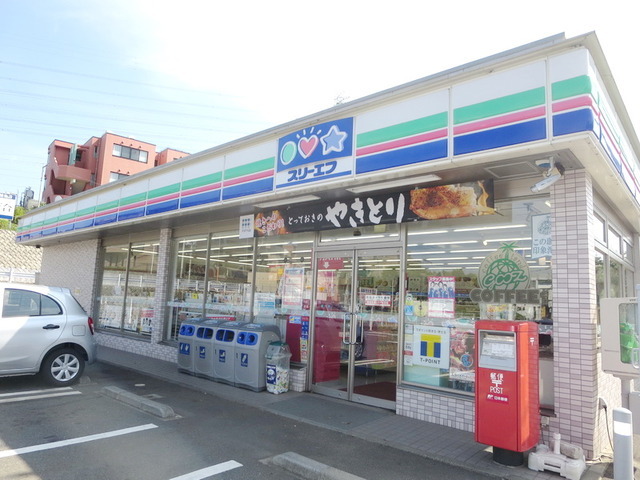 Convenience store. Three F (convenience store) to 350m