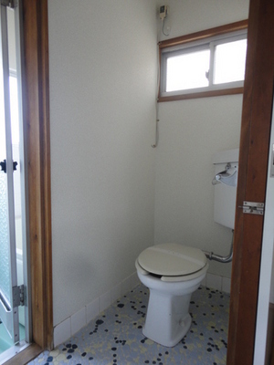 Toilet. Pat ventilation There is also a toilet space window!