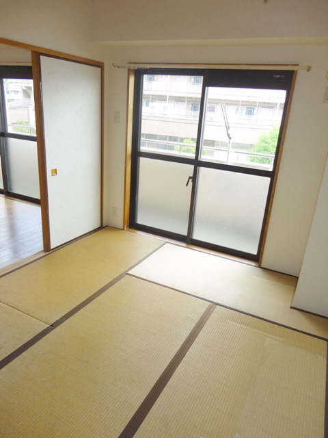 Other room space.  ☆ Japanese-style room to settle ☆