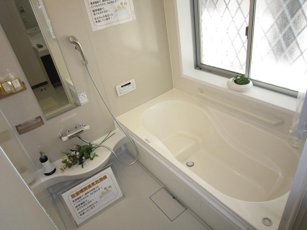 Bathroom. Bathroom there is a bright and clean feeling. 4 Building