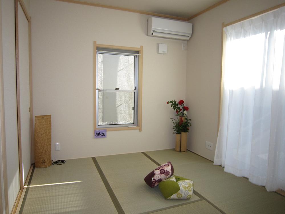 Non-living room. It will calm and there is a Japanese-style room! . 4 Building