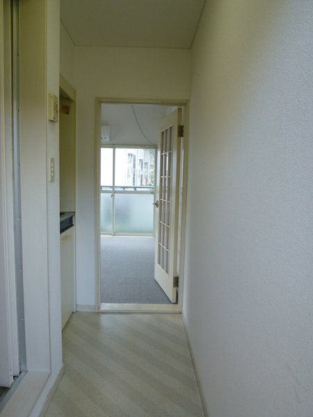 Entrance. Compact with a shoe box