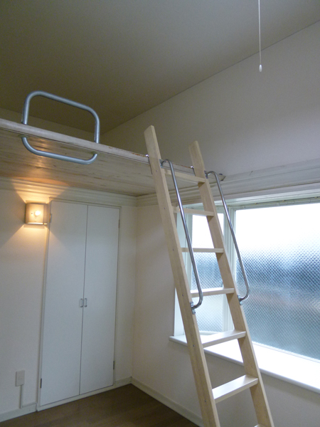 Living and room. Large loft is a big success in the storage to bet instead