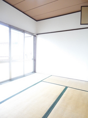 Living and room. Japanese settle is still tatami rooms