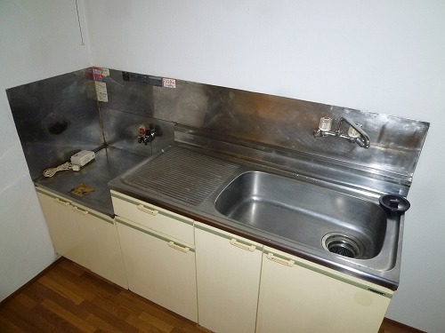 Kitchen. 2-neck is a gas stove can be installed