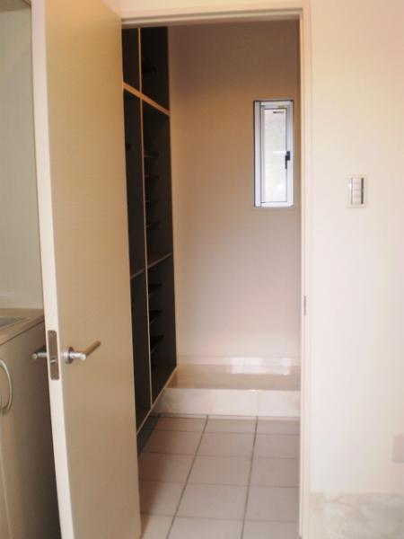 Entrance. Live storage enhancement.