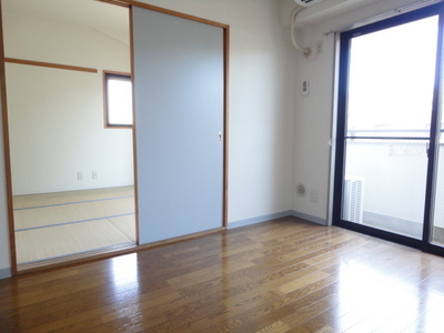 Living and room. Use of as 1LDK remove the partition door is also available!