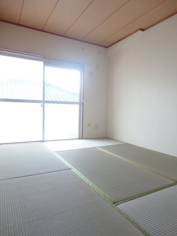 Living and room. Soothing Japanese-style room, It is also ideal for raising children