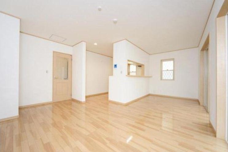 Same specifications photos (living). Same construction company construction cases