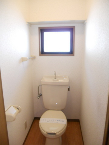 Toilet.  ☆ Toilet with a clean feeling with a window ☆