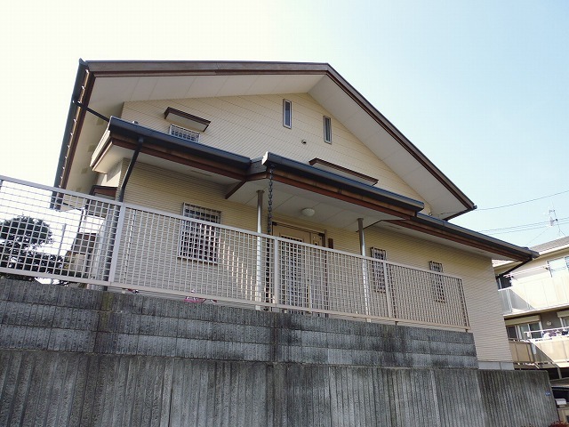 Building appearance. It is detached of popular Kasuga field area